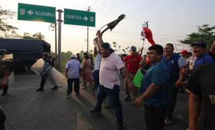 Elementos antimotines golpean a indígenas en Tabasco; bloqueaban carretera federal en protesta por fallas en red de luz y agua
