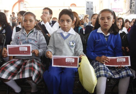 Entregan 342 becas en San Juan del Río