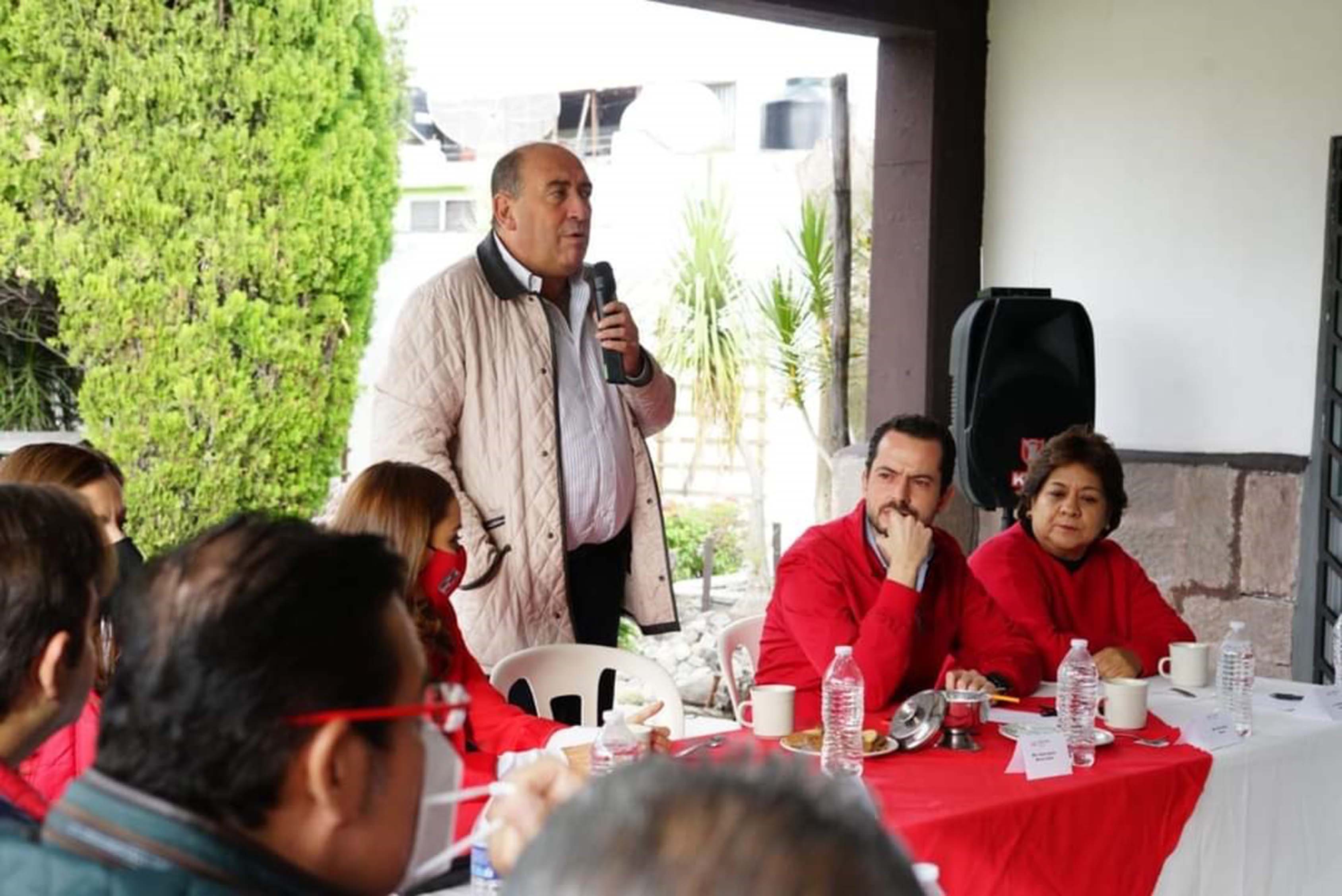 Moreira ayuda a aceitar maquinaria priista