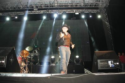 Prohibirán bailes y peleas de gallos 