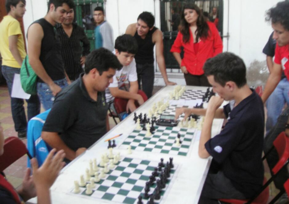 Muestran su amor por el ajedrez