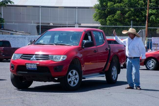 ”Viene, viene”, ganarse la vida cuidando autos ajenos 