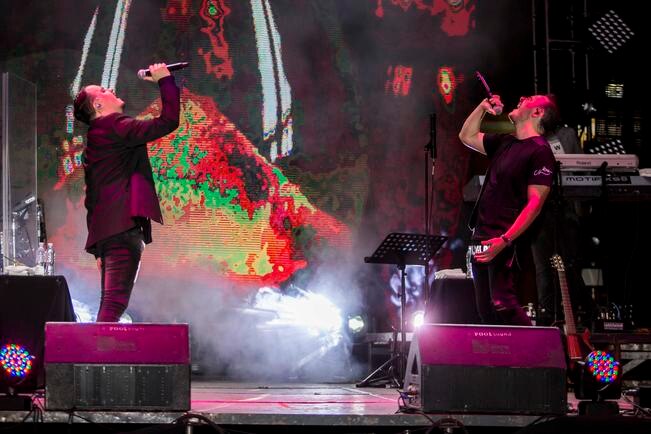 Río Roma hizo todo para complacer a sus fans, pues además de entregar el alma en cada pieza, los cantantes regalaron rosas y hasta realizaron una encuesta en Twitter sobre los temas que interpretarían (FOTOS: LUIS SÁNCHEZ. EL UNIVERSAL)
