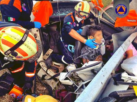 Conductor muere tras chocar contra el muro de contención en la carretera 57