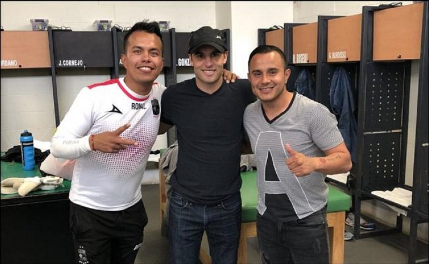 Jugadores de León reciben con cervezas a Landon Donovan