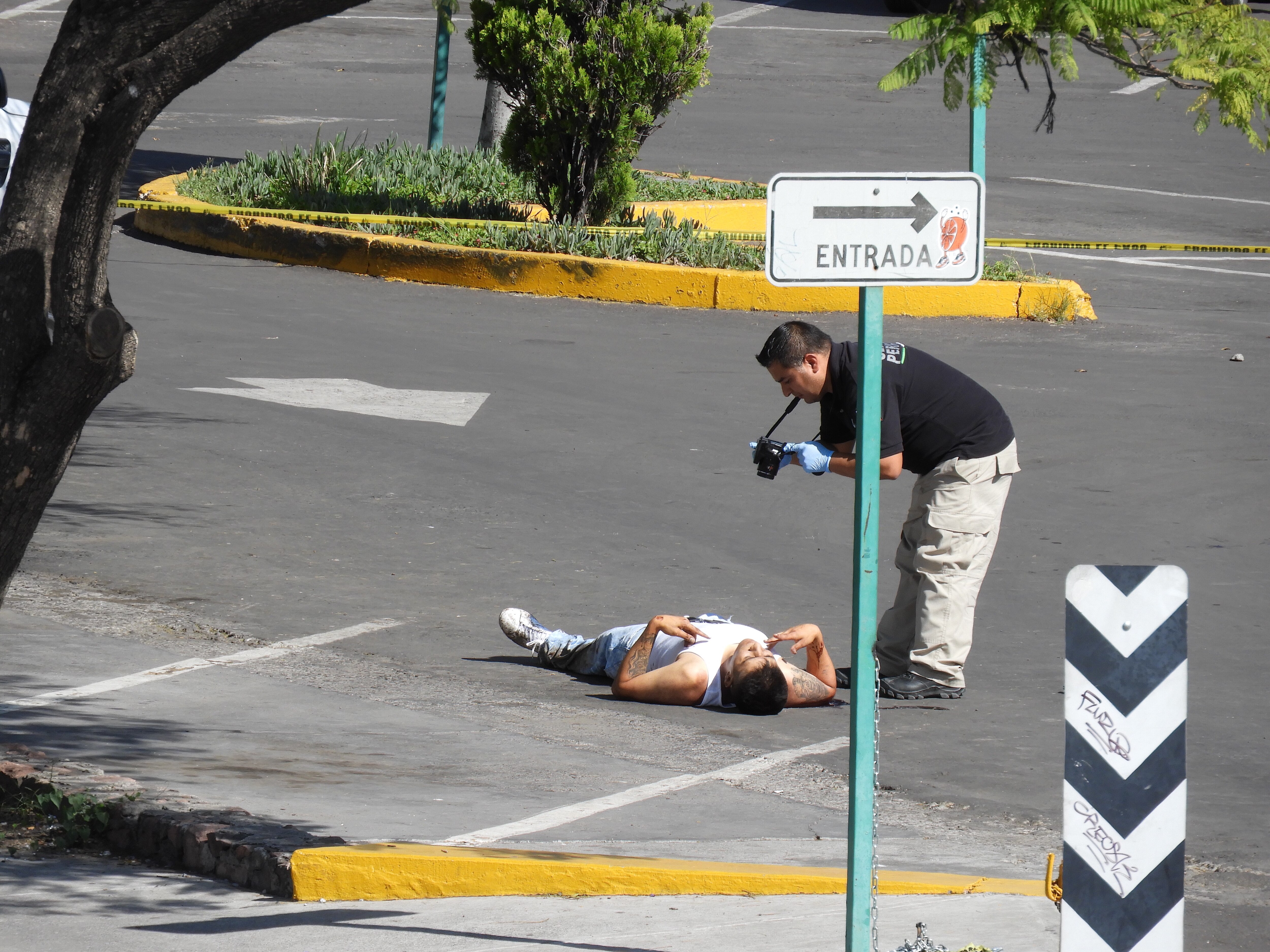 Muere asaltante tras robo a joyería