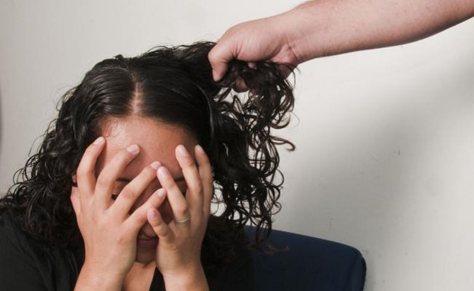 Conmociona agresión contra niña por cabello; el origen de las bandas “robapelo”