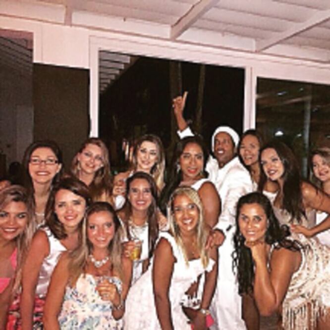Ronaldinho prolonga la fiesta