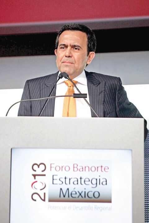 Economía critica a opositores