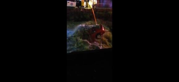 Lluvia ocasiona socavón y la caída de un auto; reportan una persona fallecida