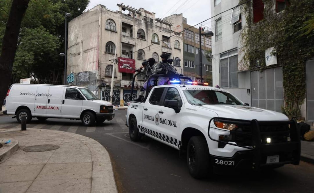 Escoltan ambulancia forense a la Fiscalía Especializada en Materia de Delincuencia Organizada (22/02/2026). Foto: Valente Rosas / EL UNIVERSAL