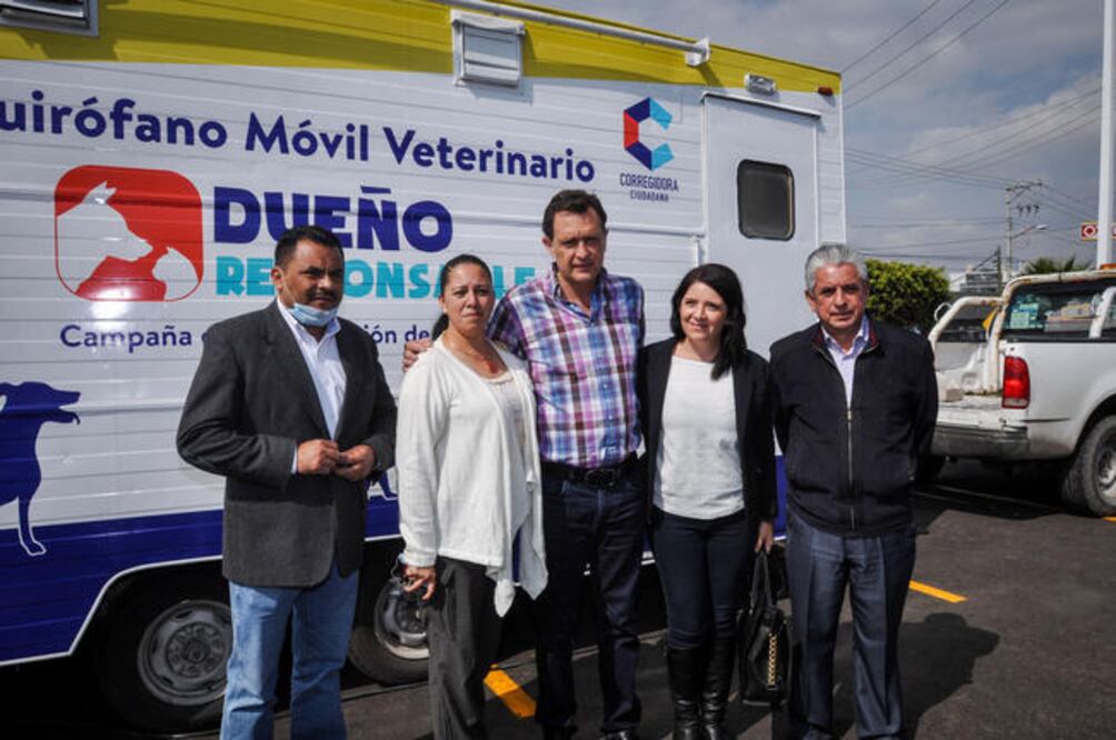 El edil Mauricio Kuri inauguró en el estacionamiento de una plaza comercial el quirófano móvil que busca evitar que proliferen en la calle los animales. (FOTO: RICARDO LUGO. EL UNIVERSAL)
