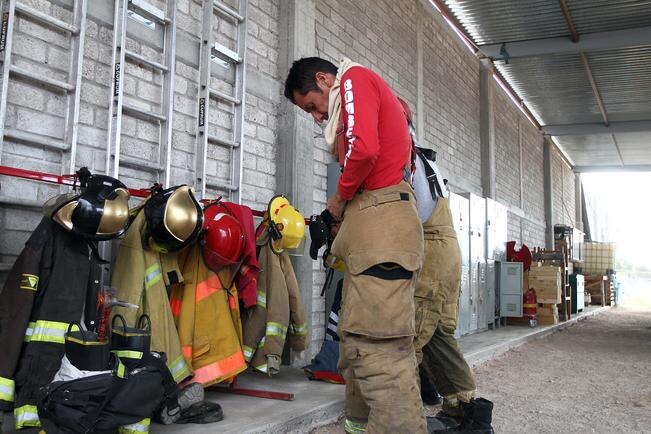 La mayoría de las atenciones de la corporación se centran en quemas de lotes baldíos y en la atención a fugas de gas (CÉSAR GÓMEZ. EL UNIVERSAL)