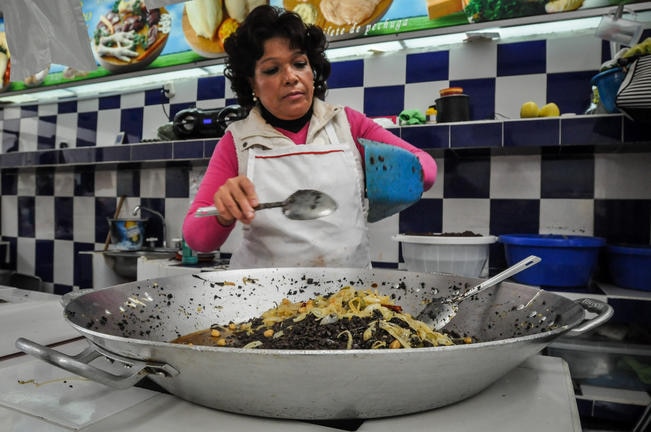 Tacos de moronga, 57 años de historia en mercado Hidalgo