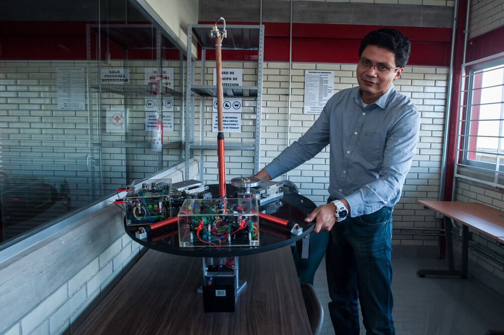 El Instituto de Ingeniería cuenta con aparatos y maquinaria para doblar el metal — principalmente aluminio— para la construcción de los satélites; realizan todas las pruebas necesarias para soportar las condiciones del espacio (RICARDO LUGO. EL UNIVERSAL)