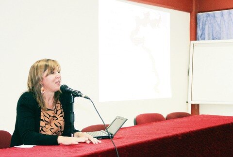 Ofrecen conferencia sobre políticas lingüísticas