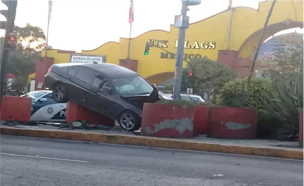 Conductor de BMW pierde el control y se impacta en macetones frente a Six Flags