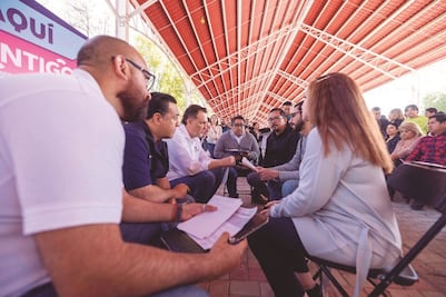 Mauricio Kuri dialoga con los músicos de la OFEQ