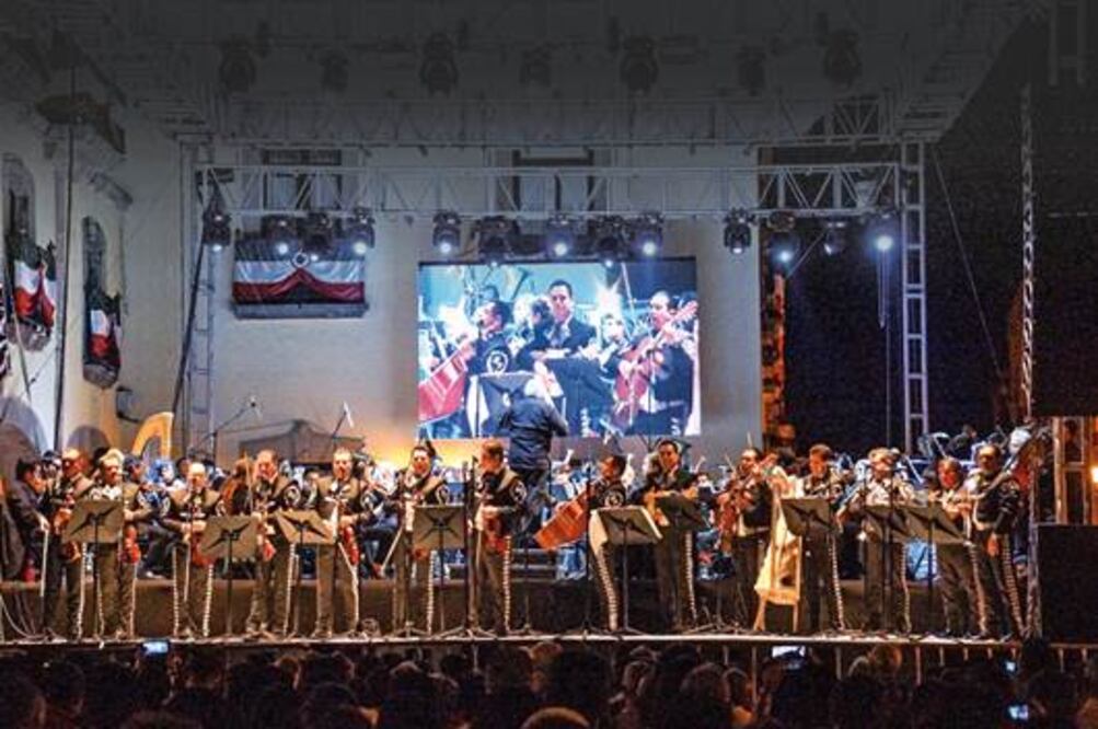 Noche mexicana en Plaza de Armas