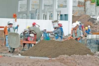 Constructores critican salario