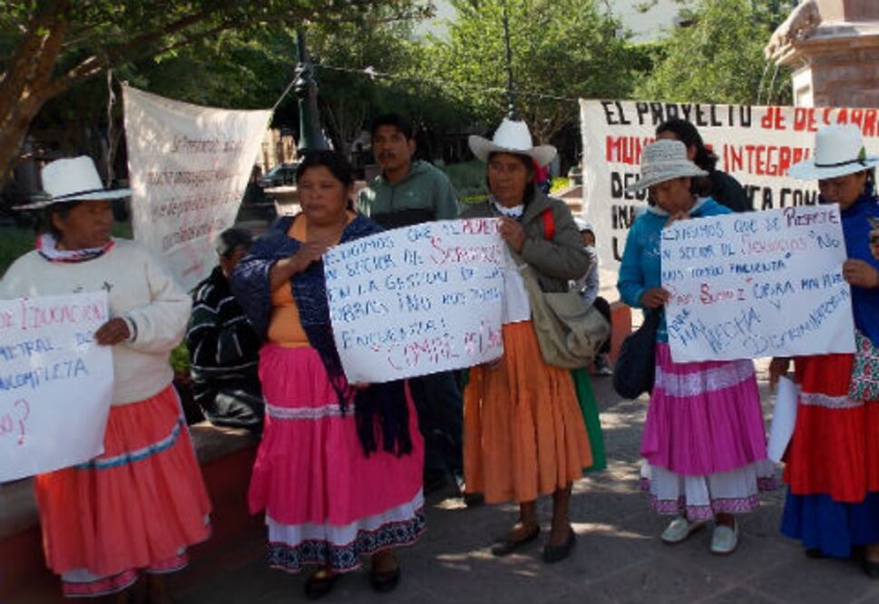 Comerciantes indígenas realizan plantón