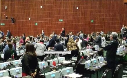 Diputadas reclaman por Reforma Educativa y se suben a sus curules para mostrar una manta