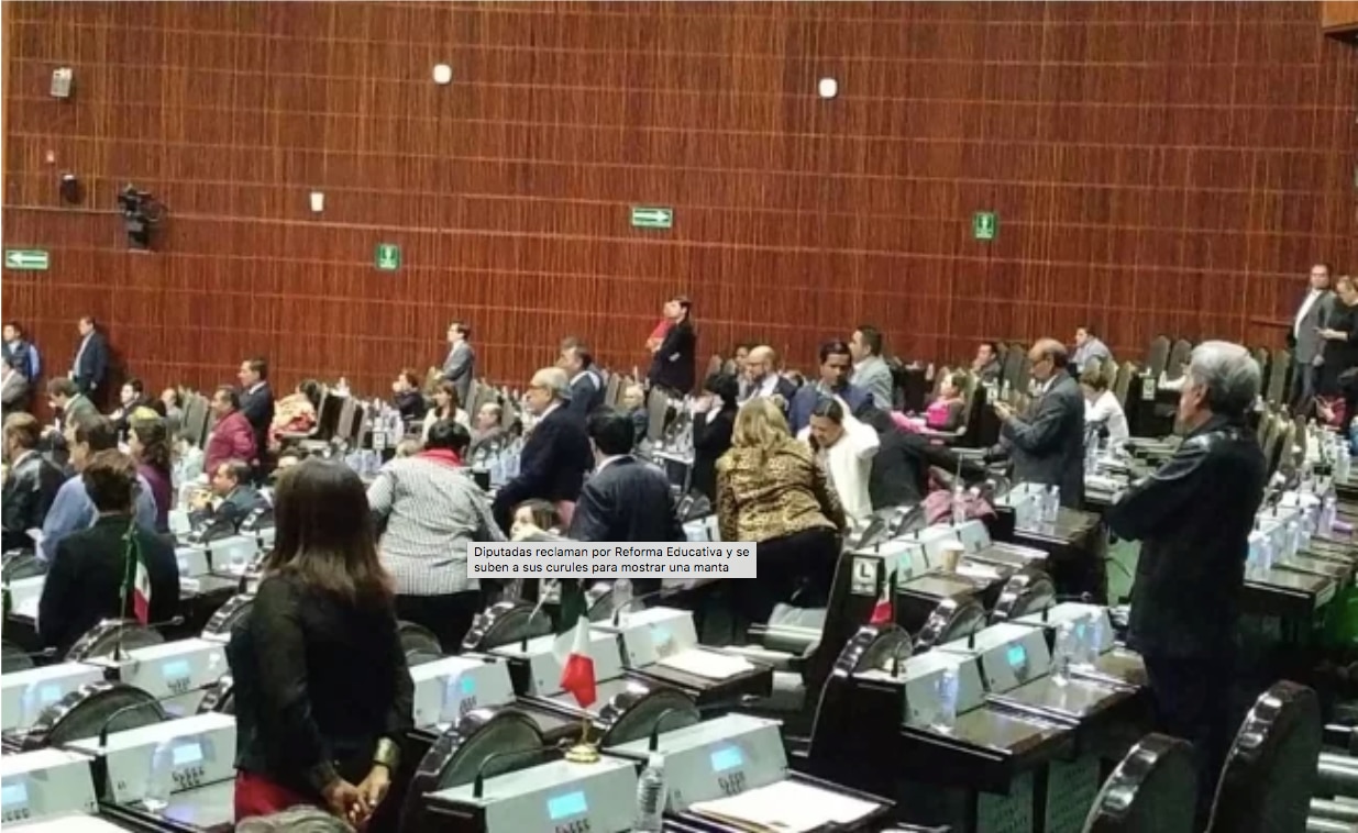 Diputadas reclaman por Reforma Educativa y se suben a sus curules para mostrar una manta