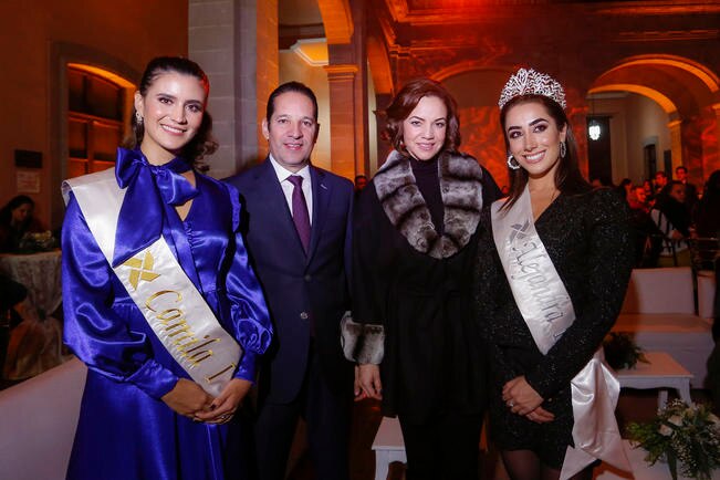 Presentan a la reina de las Fiestas de la Navidad