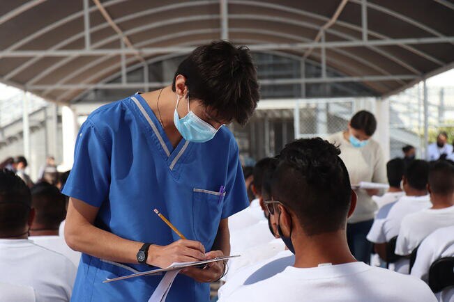 Vacunan con dosis de CanSino a toda la población penitenciaria de Querétaro