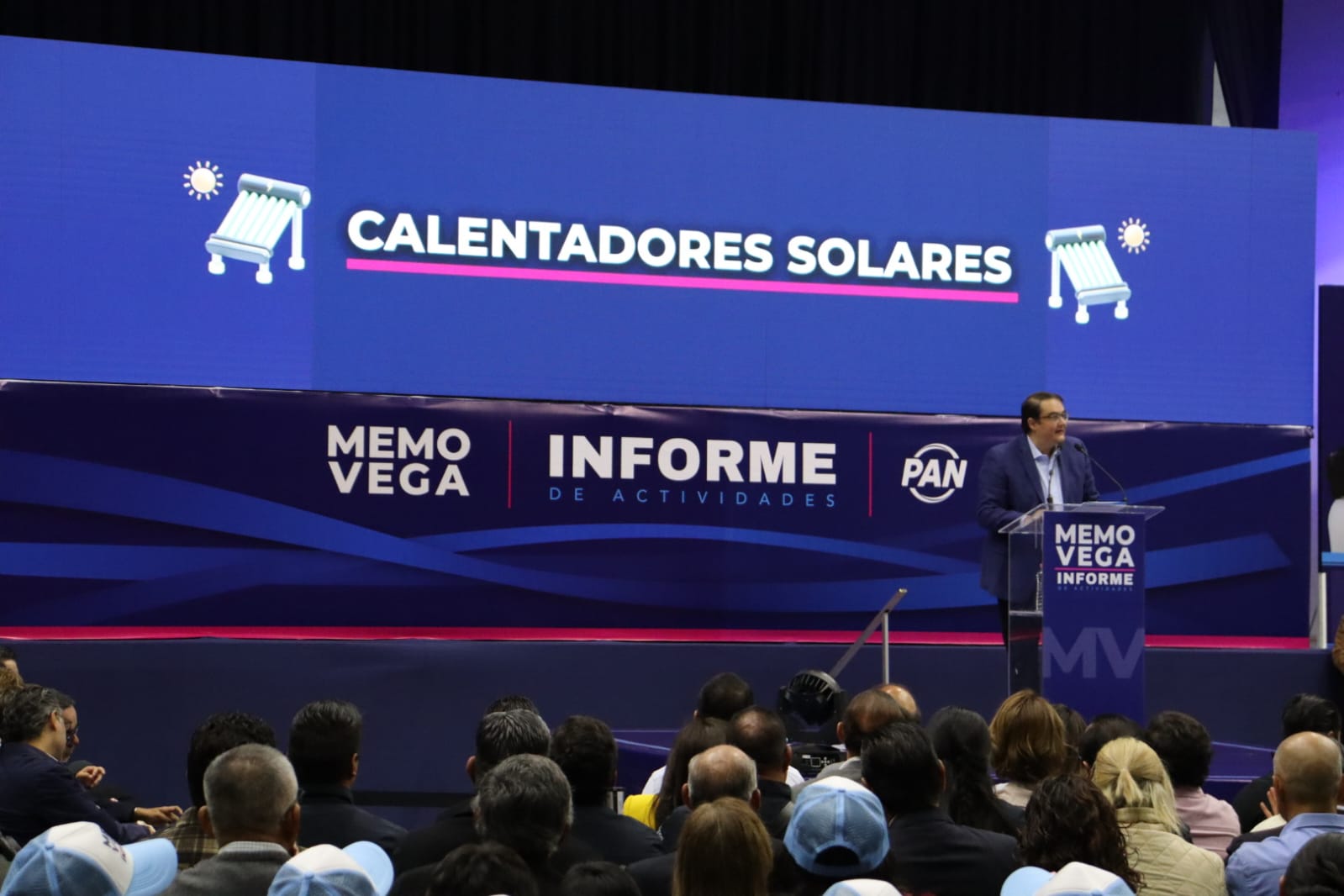 Memo Vega rinde informe de actividades