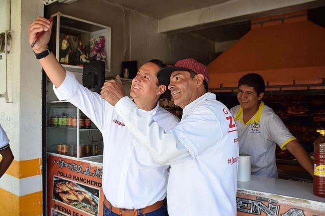 Señaló que las necesidades de los comerciantes son mayores oportunidades para crecer y mejorar su economía familiar en un ambiente seguro. FOTO: ESPECIAL.