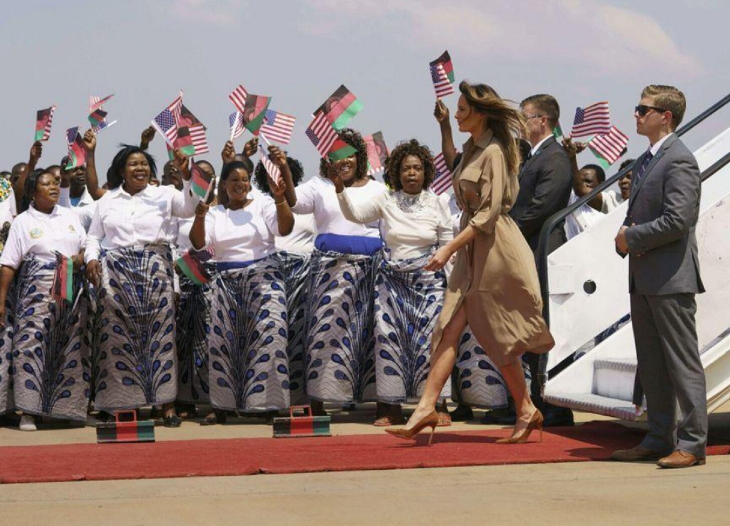 Avión de Melania Trump aterriza de emergencia