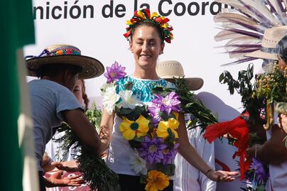 Limpian y dan bastones de mando a Claudia Sheinbaum en Querétaro
