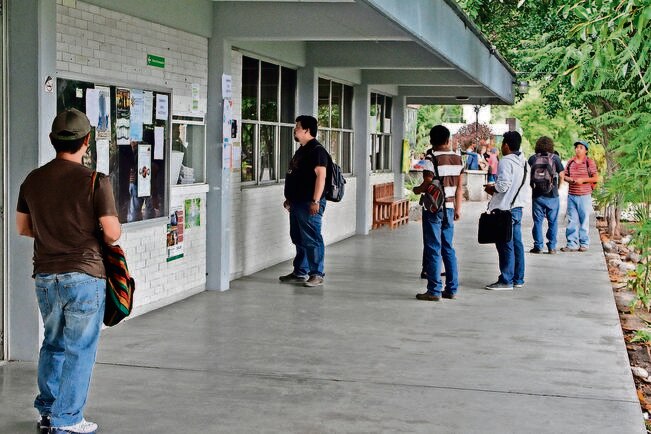 Algunos docentes retirados denunciaron la recepción de cheques en ceros, a lo que el abogado de la universidad respondió que eso significa que el IMSS les está otorgando 100% de su salario, por la complementariedad (CÉSAR GOMEZ. EL UNIVERSAL)