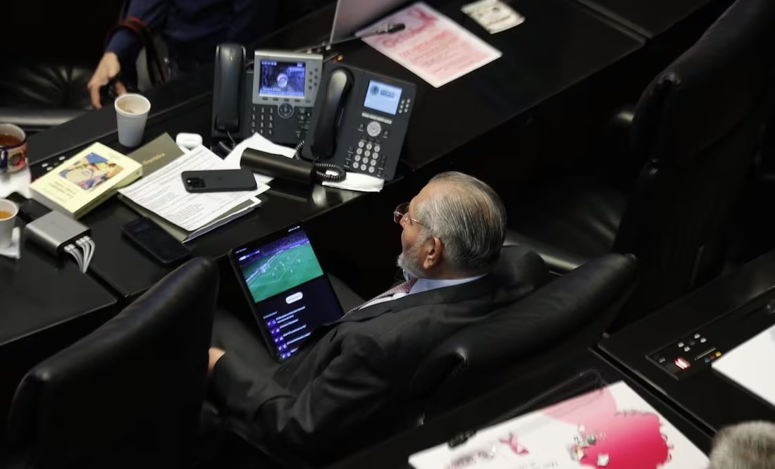 Captan a Adán Augusto en el Senado viendo el partido del Barça; lo hace mientras comparece el secretario de Hacienda