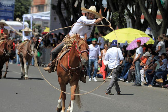 El desfile del 207 aniversario de la Independencia inició en punto de las 11 de la mañana con la participación de fuerzas armadas, estudiantes y charros. (FOTOS: CÉSAR GÓMEZ. EL UNIVERSAL)