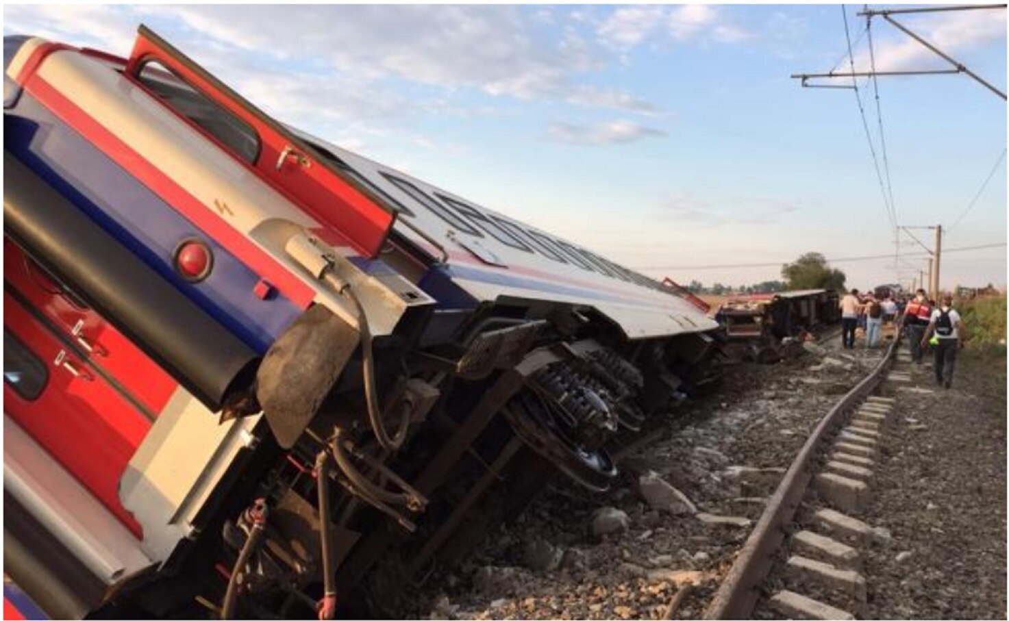 Descarrilamiento de tren en Turquía deja 10 muertos y varios heridos