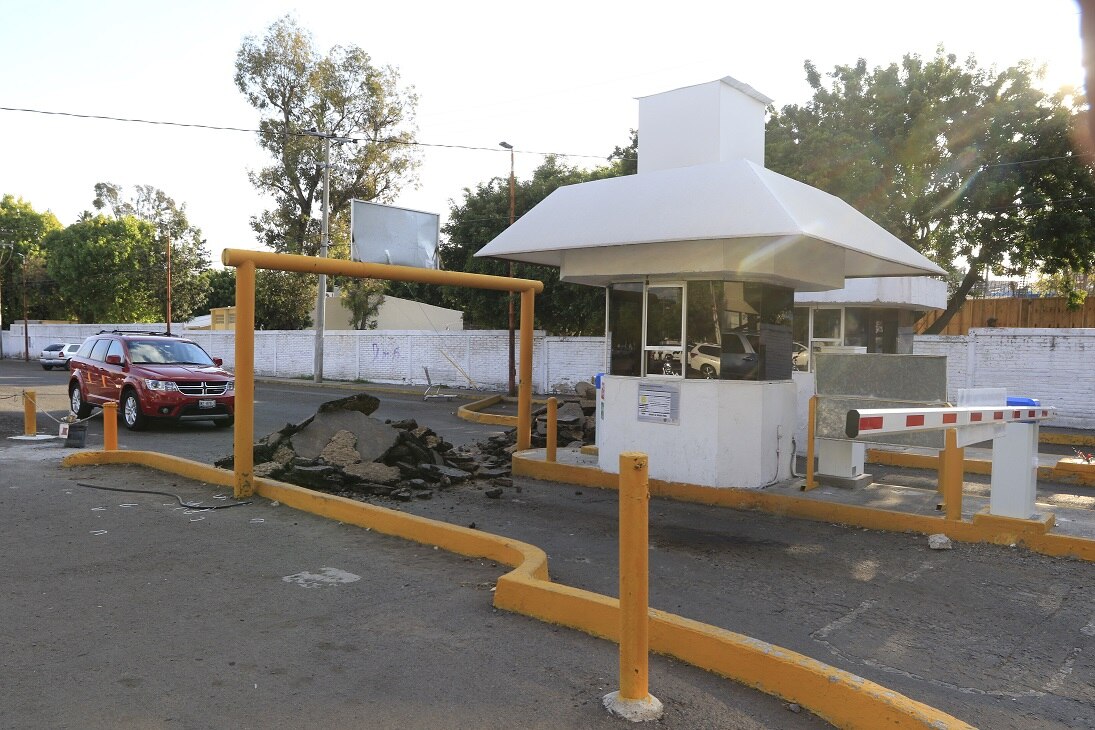 Bloquean acceso a Plaza de las Américas 