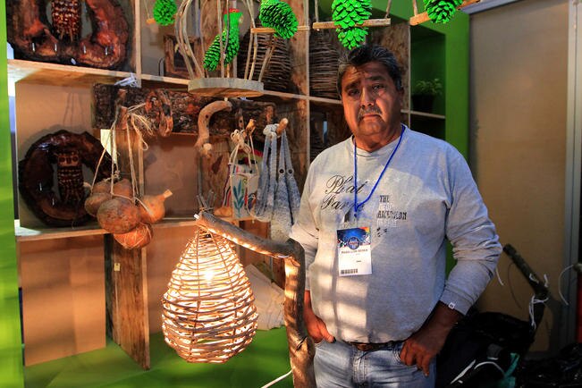 El producto estrella de don Bene es un ave verde elaborada a partir de piñas, la cual permanece sobre un columpio de madera adaptado con un mecate en la parte superior para facilitar su colgado. (CÉSAR GÓMEZ)