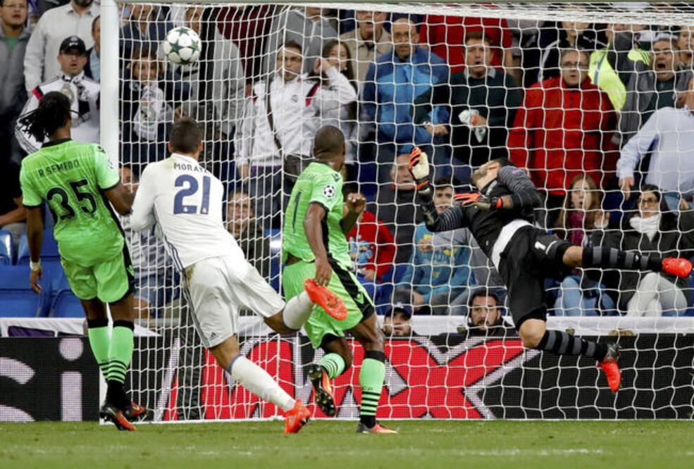 Álvaro Morata (3-izq.), a pase de James Rodríguez, consiguió el tanto de la victoria, al minuto 93 (KIKO HUESCA. EFE)