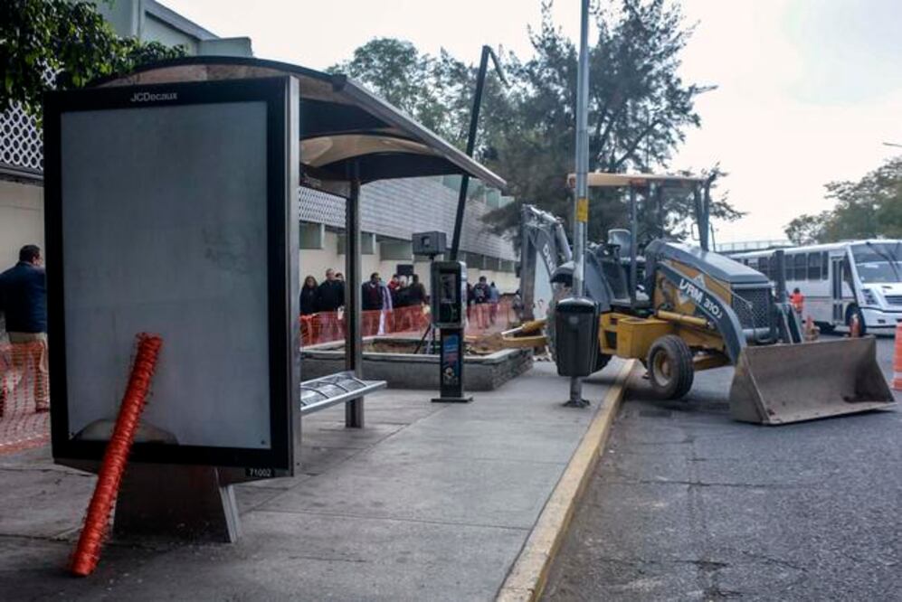 Trabajadores del Instituto Queretano del Transporte dan indicaciones a los conductores de  unidades  sobre dónde deben hacer la parada para ascenso y descenso  de pasajeros, en la Avenida Zaragoza