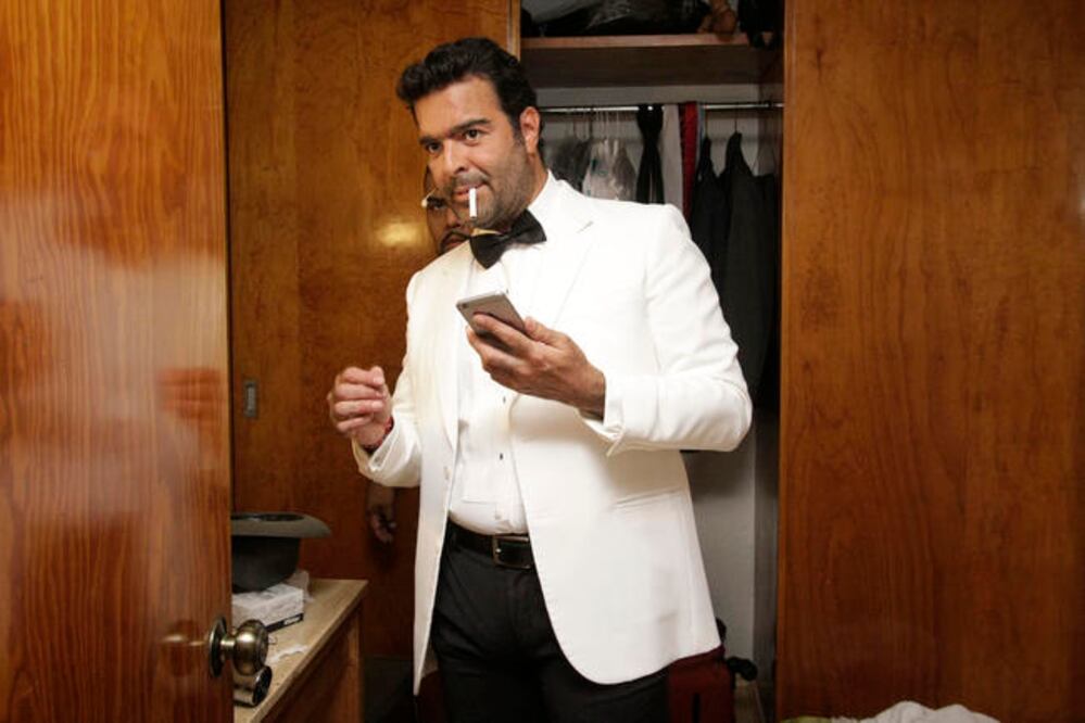 Pablo Montero fuma un cigarro y da la última revisión al celular antes de salir a escena (FOTOS: CARLOS MEJÍA. EL UNIVERSAL)