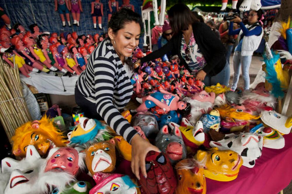 Trompos, baleros, tablas mágicas, boxeadores, resorteras, baleros y yoyos son sólo algunas de las piezas artesanales que ofrece Jaime Maldonado en su local ubicado en el Centro Histórico (DEMIAN CHÁVEZ)