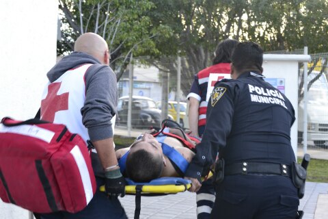 Golpean a joven en la comerciantes