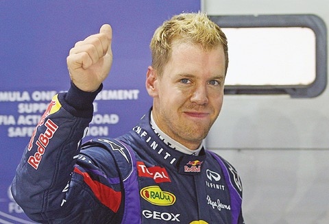 Vettel larga en primer sitio  