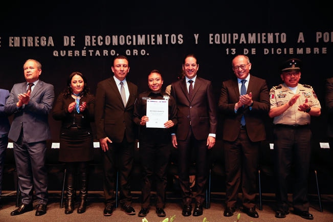 Gobernador entrega reconocimientos a policías
