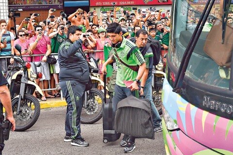 Alaridos por el Tri en llegada a Fortaleza
