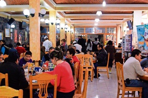 Clausuran negocios del sector servicio