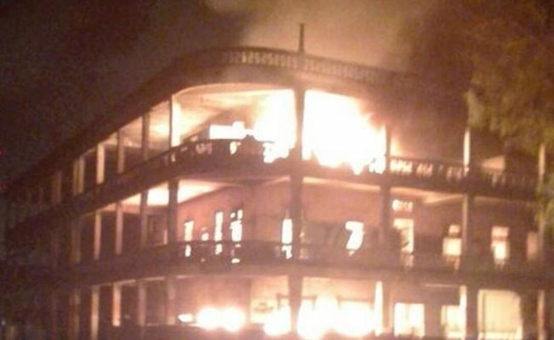 La Casa Wilcox, edificio histórico y emblemático de la ciudad panameña de Colón, frente al mar Caribe, registró un incendio anoche en un acto vandálico. (Foto: La Estrella de Panamá)
