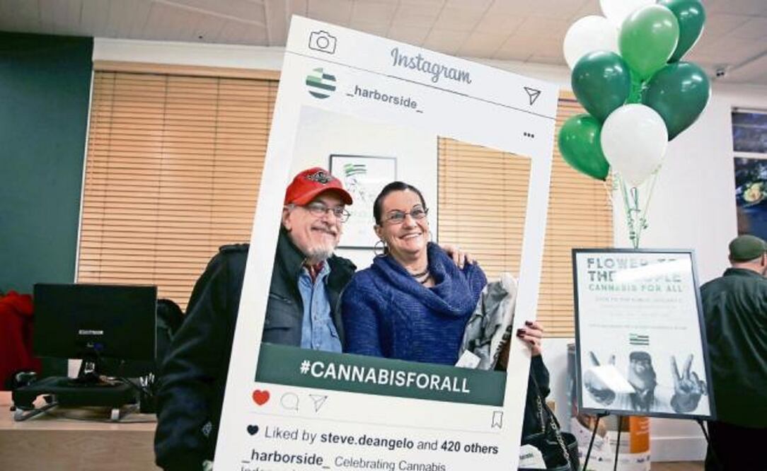 Clientes de la tienda “Harborside”, en Oakland, California, posan para la foto. Este es uno de los 90 establecimientos que lograron tener todo en orden en California para poder empezar a vender marihuana con fines recreativos (FOTOS: CORTESÍA HARBORSIDE)